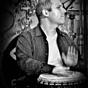 Timucin Dincel live mit Percussions auf der BÃ¼hne